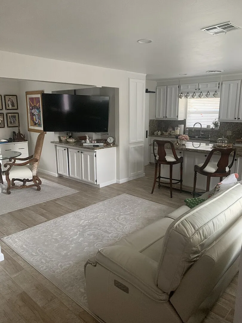 Home with pool and guest house — Photo 4