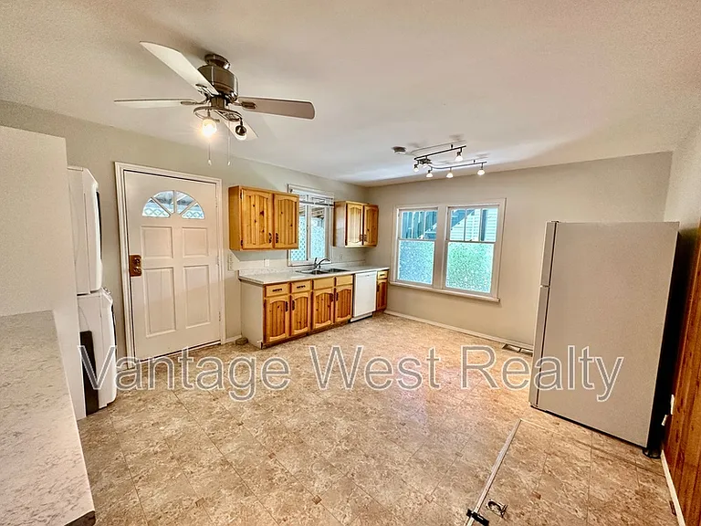 840 Bernard Ave — Photo 3