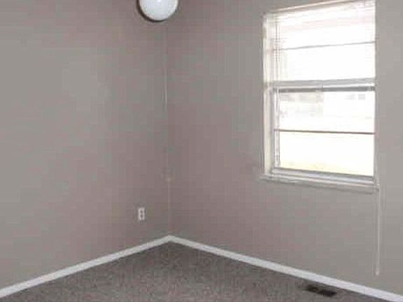 2nd image of 2401 Taft St
