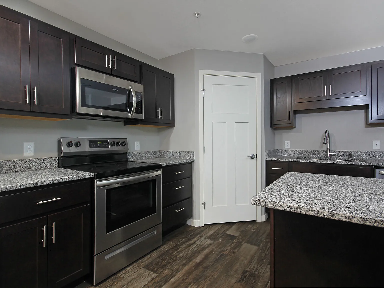 Sapphire Apartments — Photo 2