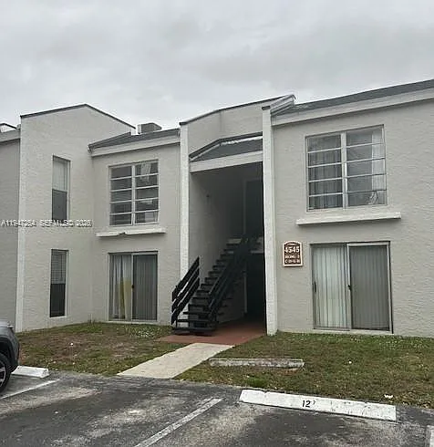 Photo 1 of 18 - 4545 Treehouse Ln #H - Tamarac, FL Primary Photo - 4545 Treehouse Ln #H