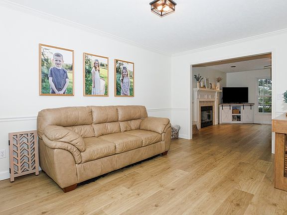 4th image of 34 Downing Cir