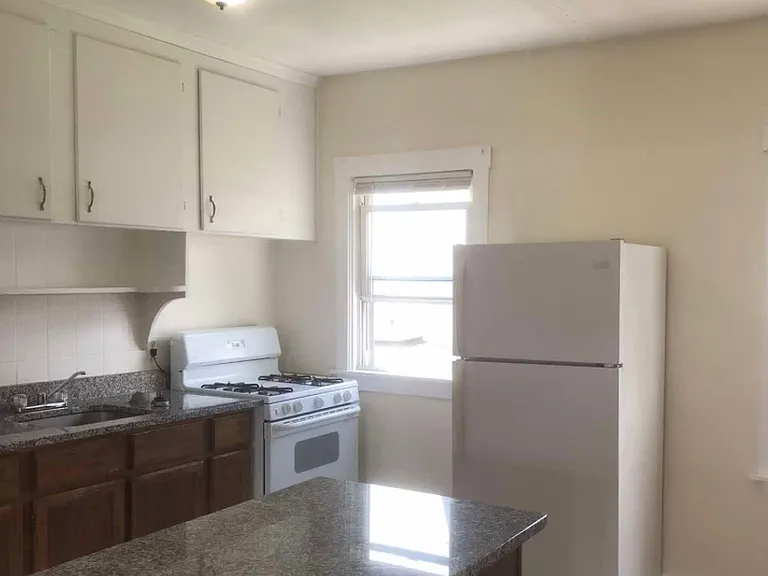 118 Seabury St — Photo 4