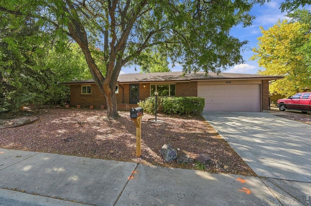 3233 Hawthorn Dr