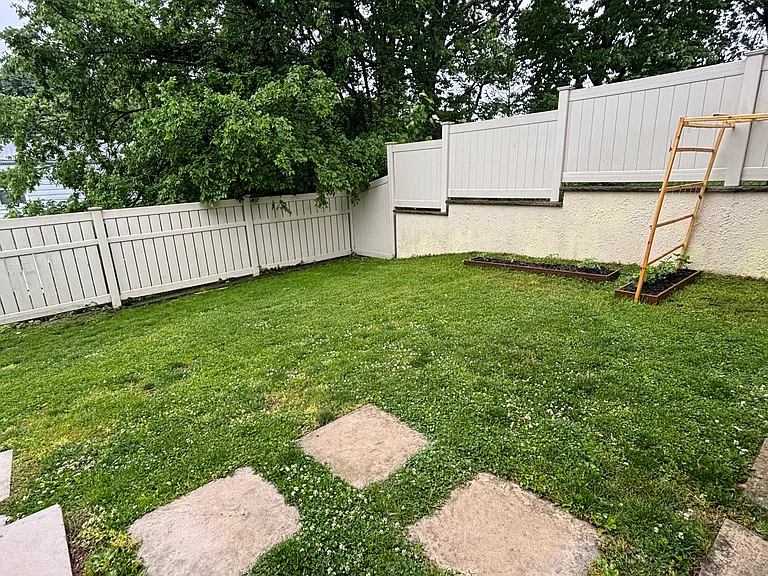 142 Florence St — Photo 6
