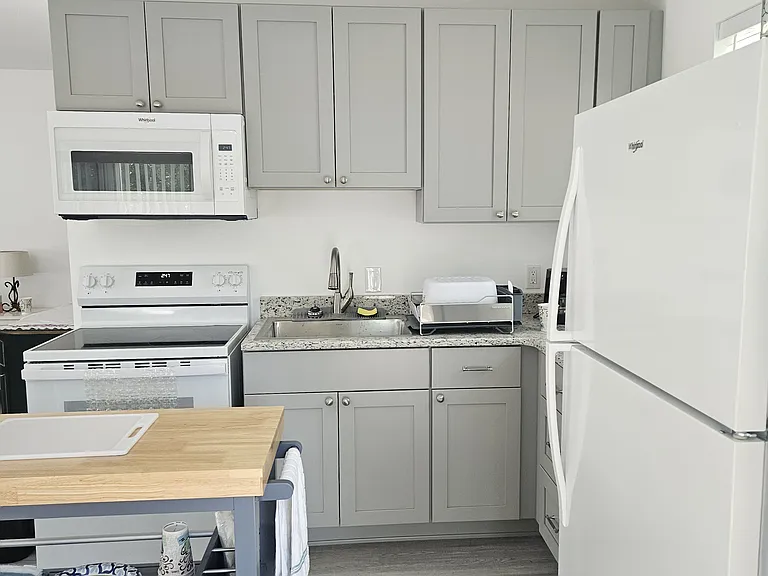 305 Burwood Ave — Photo 4