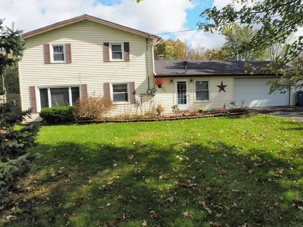 2745 16th St, Hopkins, MI 49328