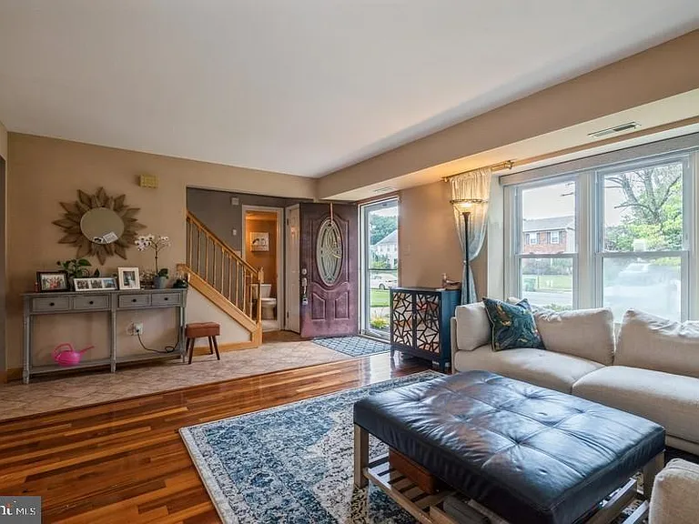 104 Apley Dr — Photo 2