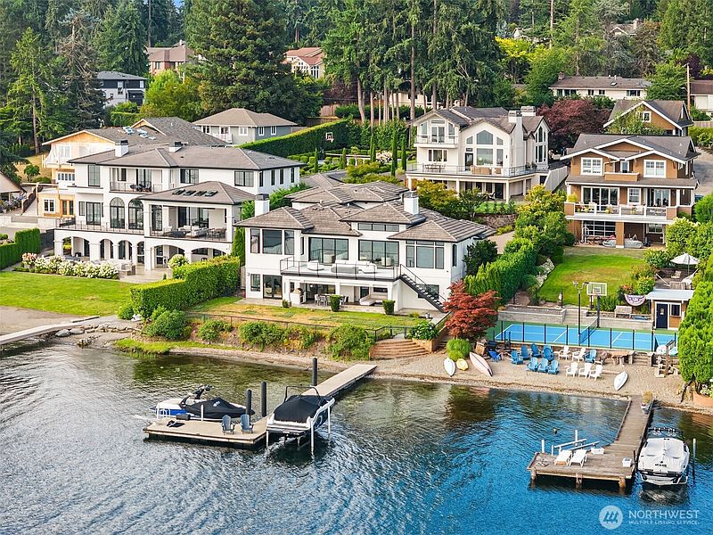3rd image of 3246 W Lake Sammamish Parkway NE