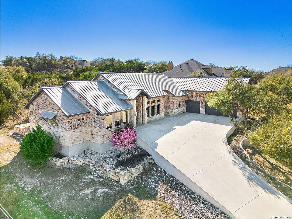 1st image of 452 Wentworth