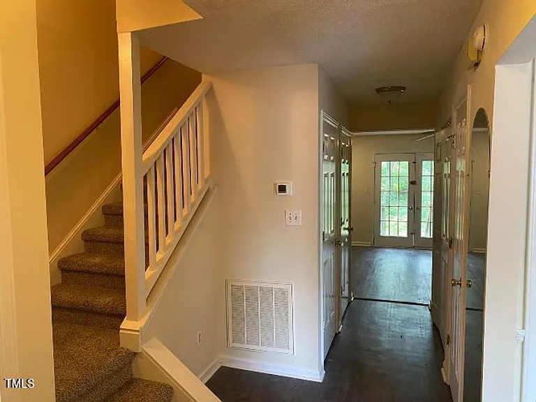 553 Darby Glen Ln — Photo 9