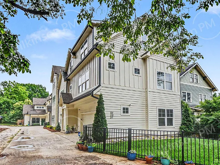 221 Gardner Ave — Photo 48