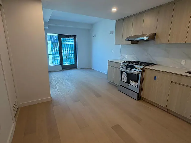 3371 Prince St #6L — Photo 1