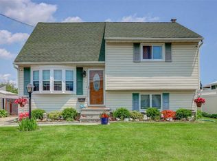 55 East Dr, Copiague, NY 11726