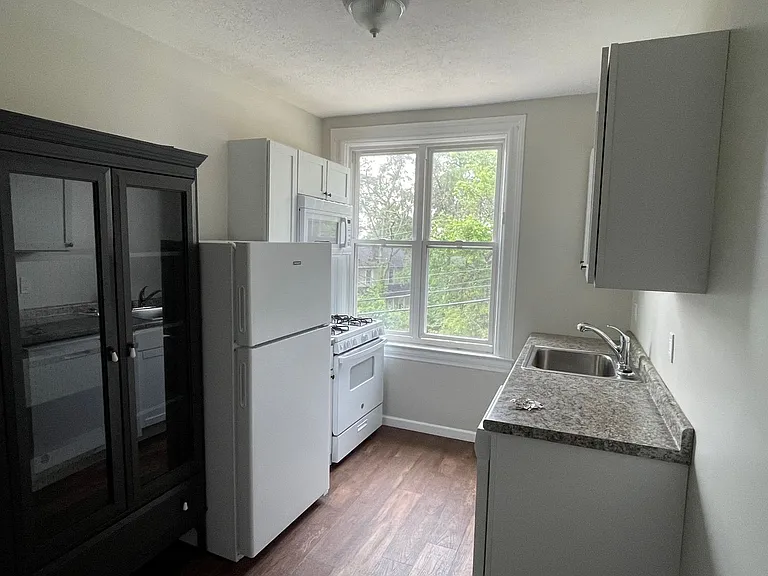 147 Meade Ave - (06120) — Photo 2