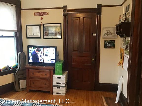 4th image of 912 E Gorham St #3221601