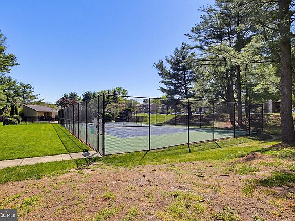 4th image of 20 Pickburn Ct #D