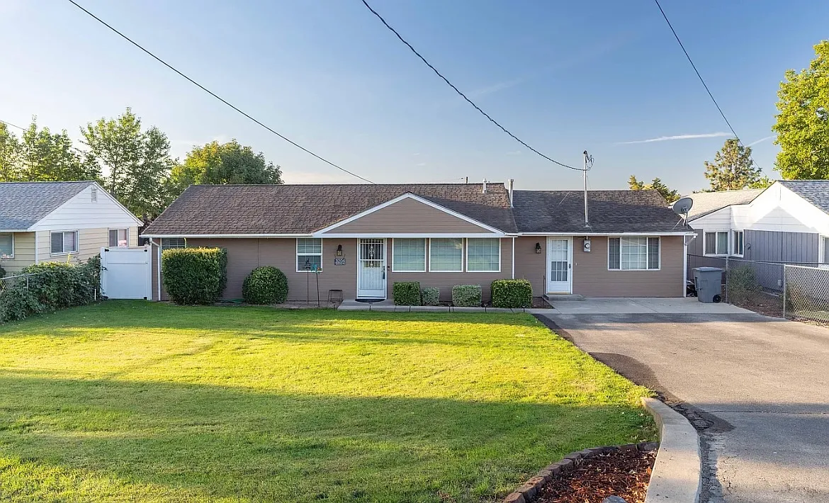 3204 Butterfield Rd photo 1