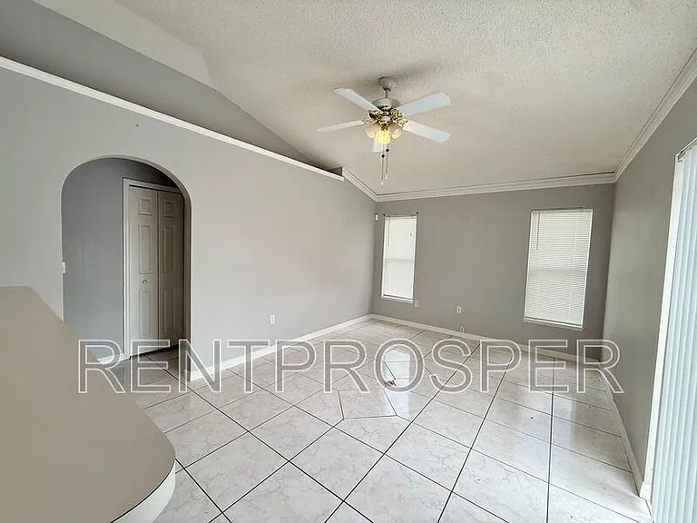 220 Canterbury Ct — Photo 8