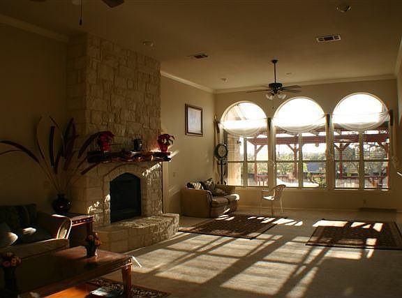 Spacious living roon
