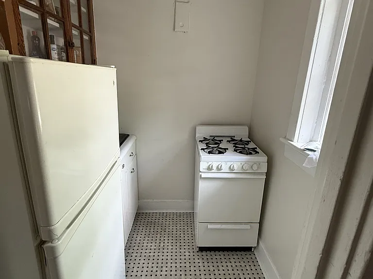210 Drummond Pl — Photo 8