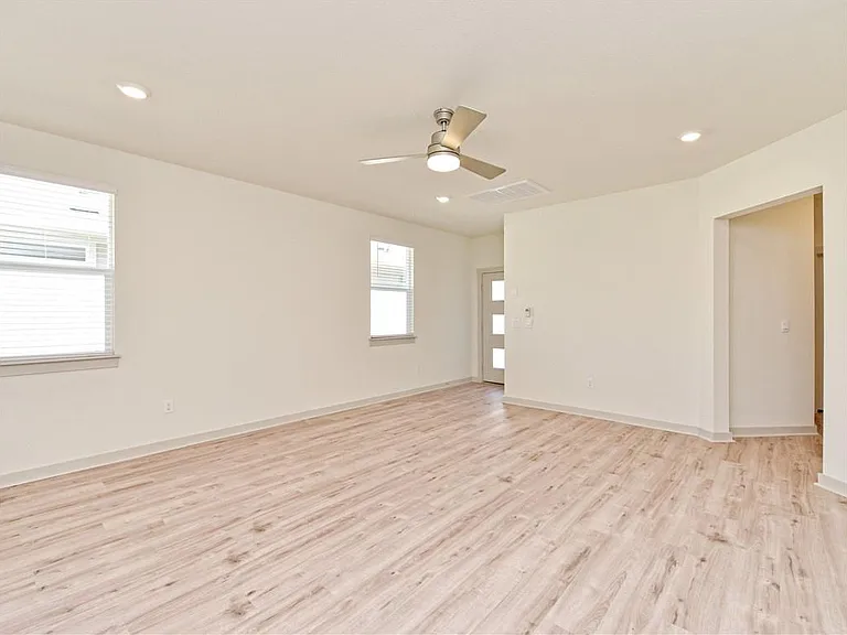 7512 Daves Landing Dr — Photo 3