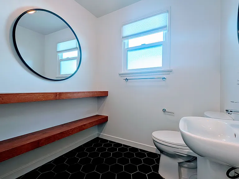 1731 Franklin St #2 — Photo 3