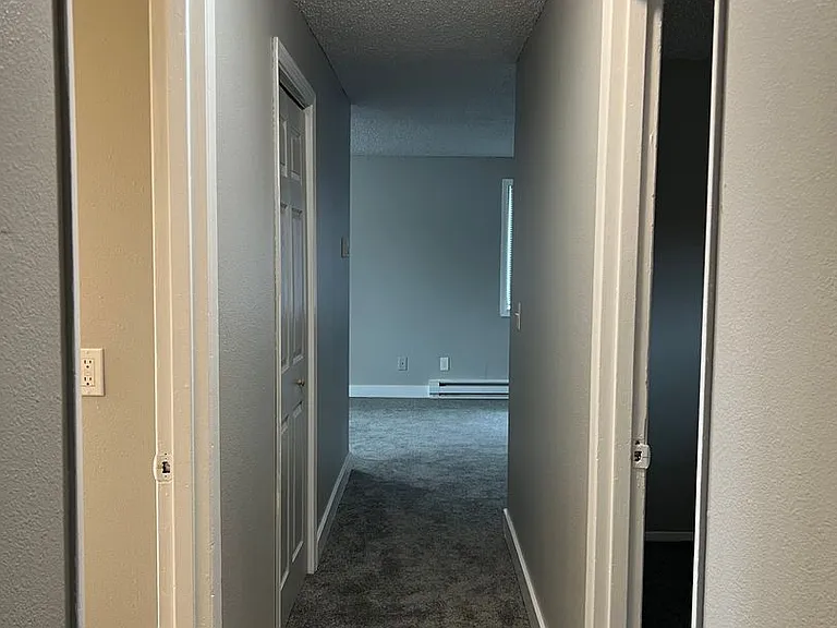 Surrey Square Apartments — Photo 31