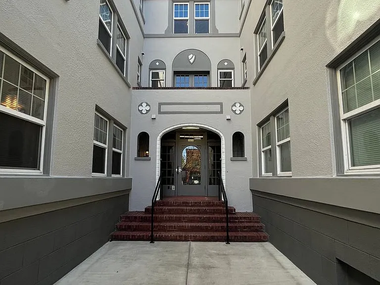 Belmont Court by Star Metro — Photo 19