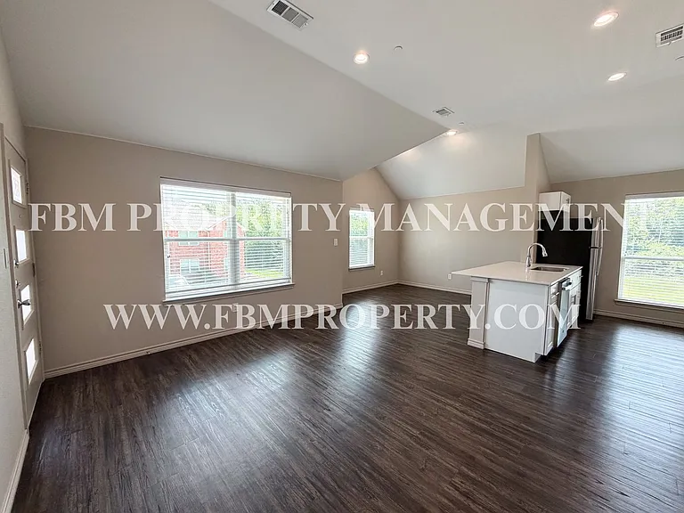 1203 N Clay St #521 — Photo 4