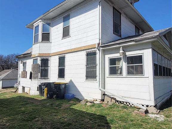 3rd image of 428 N Oakley Ave