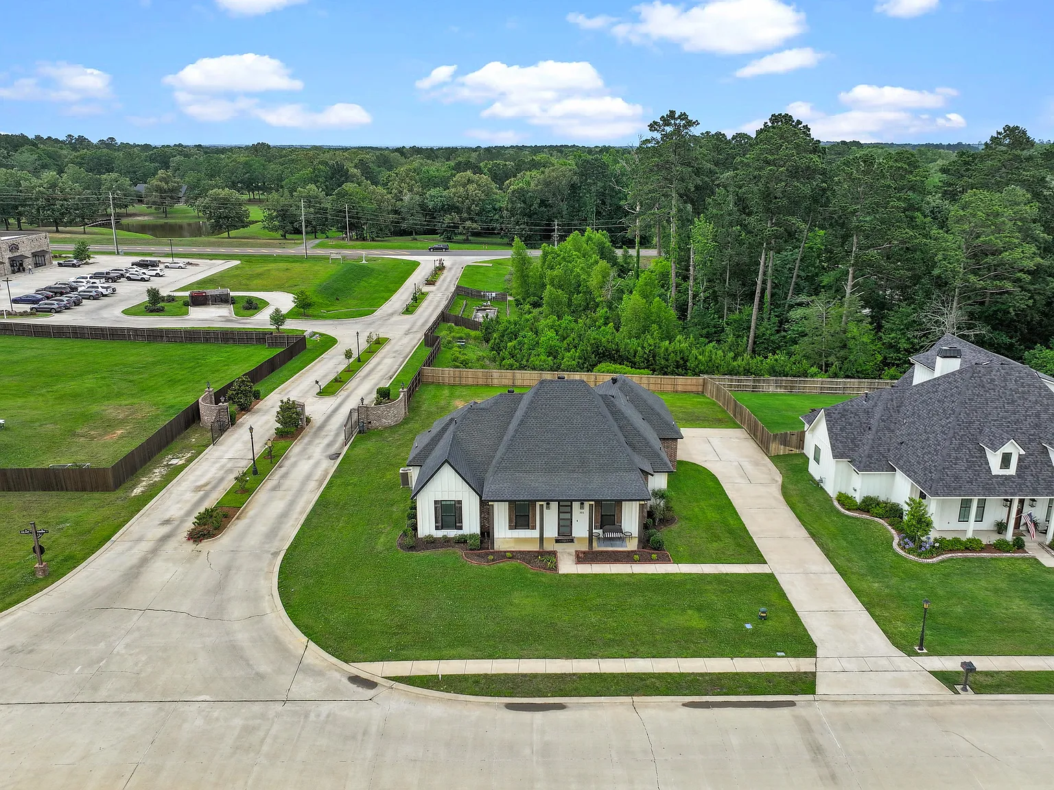 4 bed, 2.5 bath, 2500 sqft, $4,800 — Photo 2