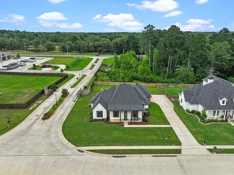 301 Rosedown Ln — Photo 2