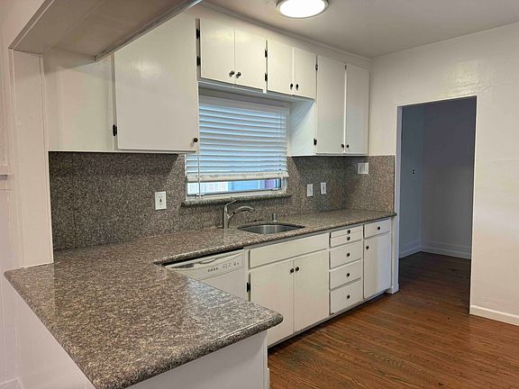 3rd image of 633 University Ave