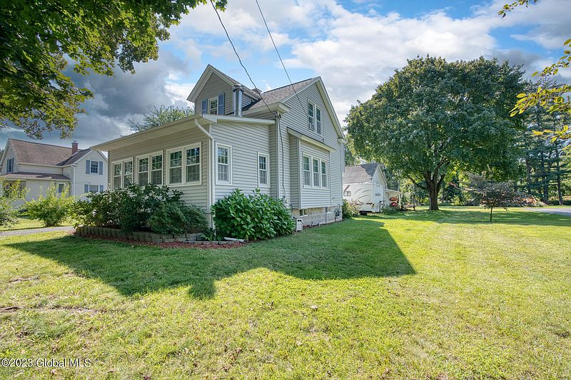 5th image of 94 Seaman Avenue