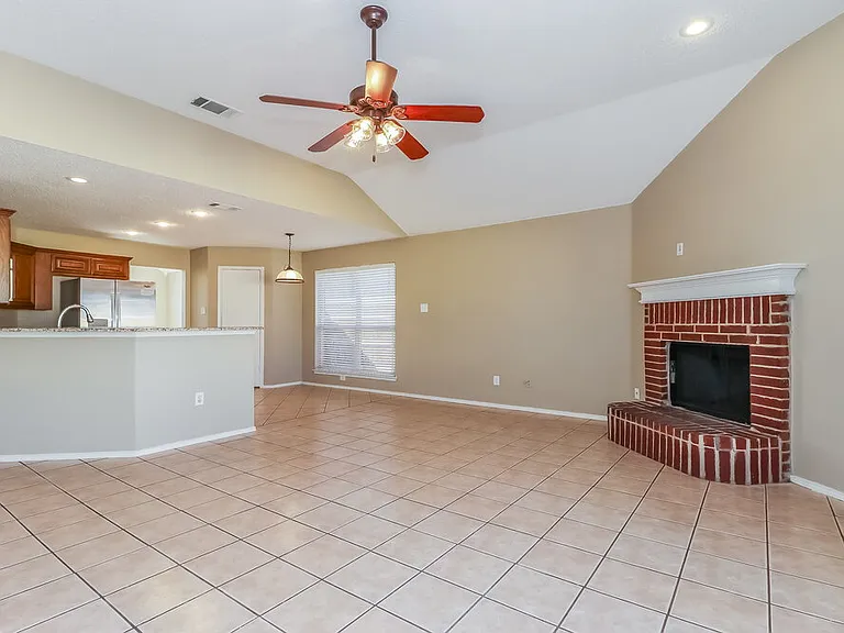 528 Cambridge Dr — Photo 4