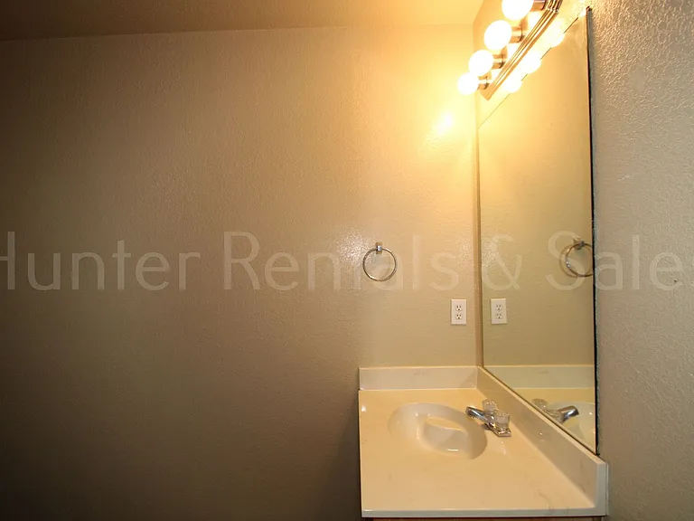 930 Ramblewood St #B — Photo 15