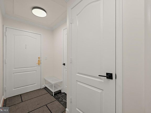 3rd image of 901 N Monroe St APT 409