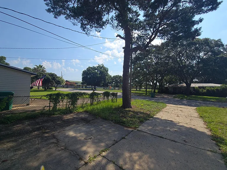 712 Newport Dr — Photo 29
