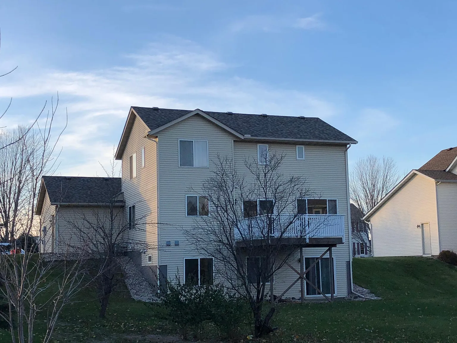 6 bed, 3.5 bath, 2500 sqft, $3,300 — Photo 2