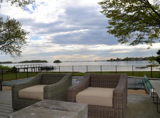 15 Meadow Pl, Old Greenwich, CT 06870