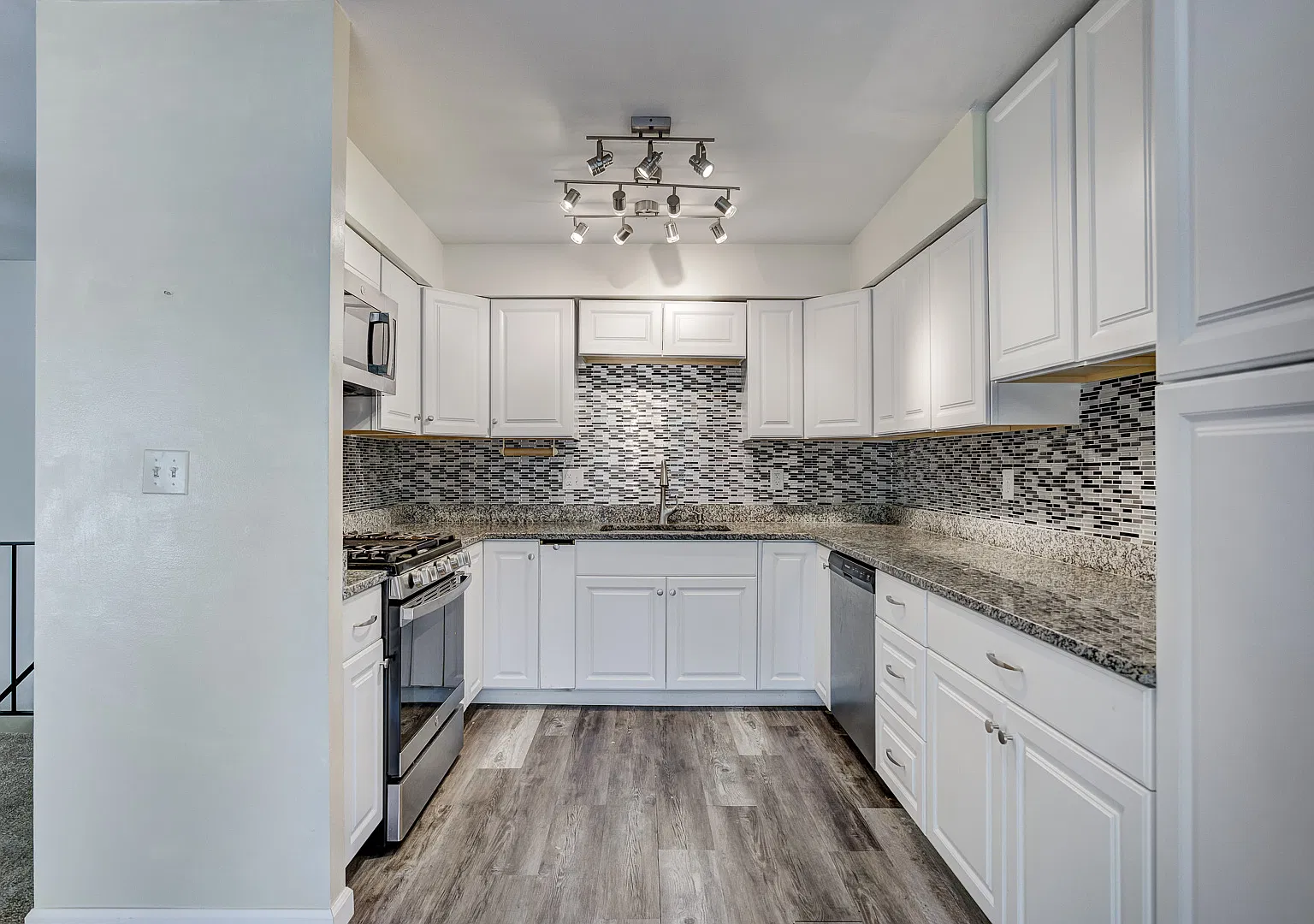 3 bed, 1.5 bath, 1182 sqft, $2,100 — Photo 2