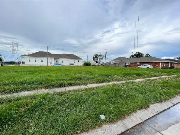 305-07 E Magnolia Dr, Chalmette, LA 70043