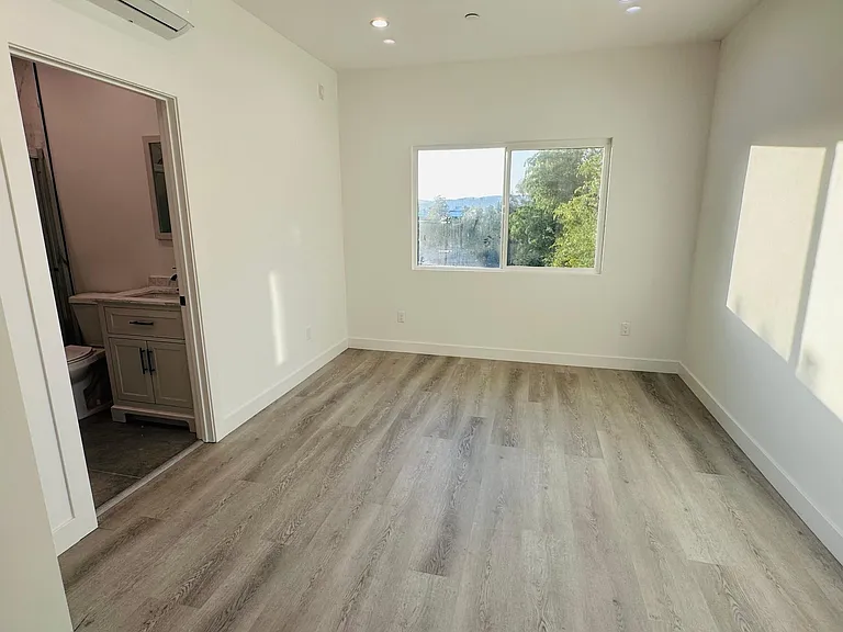 22823 Crespi St — Photo 9
