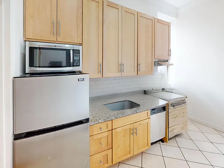221 E 83rd St #5E — Photo 22