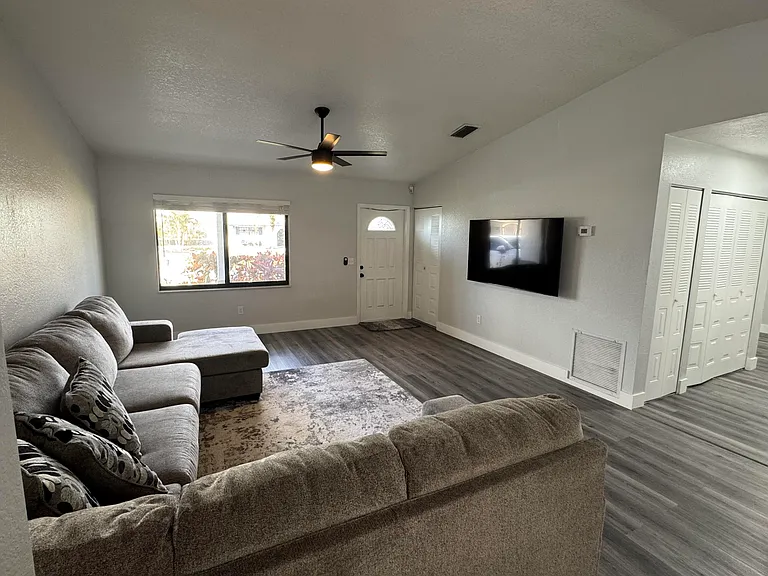 2774 SE Brevard Ave — Photo 3