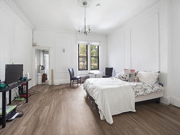 2nd image of 125 W 78th St APT 3R