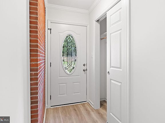 4th image of 8 Oak Ave