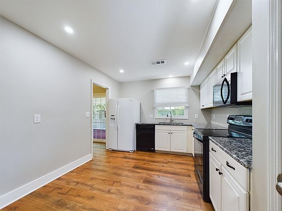 5th image of 1011 Julia Ave