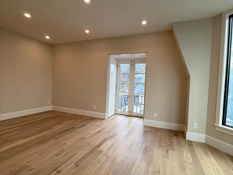 110 Lynnwood Blvd — Photo 11